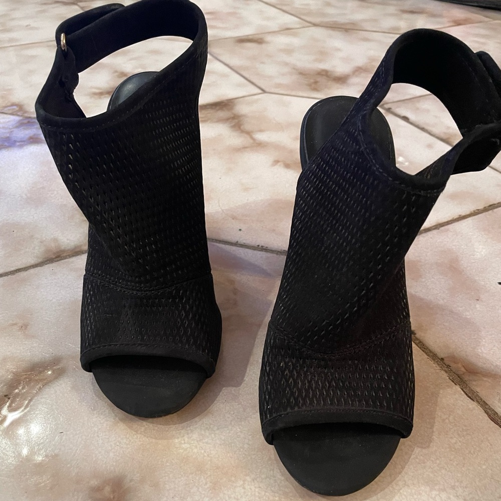 Aldo shoes size 5. Good condition.